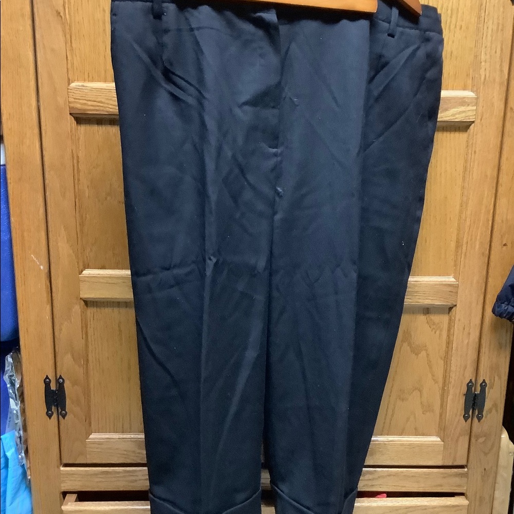 Harve Bernard woman’s black cropped wool dress pant